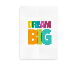 Plakat med teksten "Dream Big" i store, farverige bogstaver på en hvid baggrund.