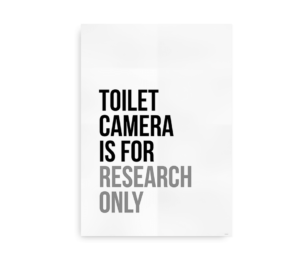 Humoristisk plakat med teksten "Toilet Camera Is For Research Only" i sort og grå skrift på hvid baggrund. Perfekt som sjov vægdekoration til badeværelset.
