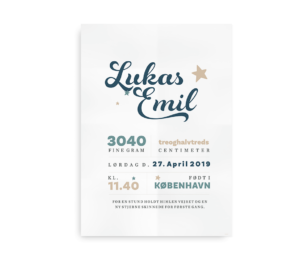 Personlig fødselstavle til drenge. Designet inkluderer navn, fødselsvægt, højde, dato, klokkeslæt og fødested, med mulighed for personlig tilpasning.