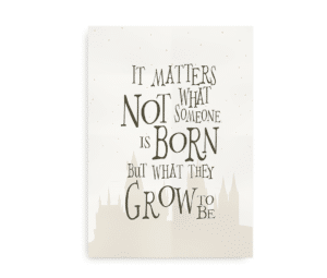Plakat med citatet "It matters not what someone is born, but what they grow to be" fra Harry Potter-universet, designet med en silhuet af et slot og stjerner i baggrunden.
