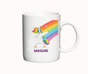 Hvidt krus med en illustration af en enhjørning, der dabber foran en regnbue. Under illustrationen kan der tilføjes personligt navn.