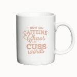 I run on caffeine, chaos and cuss words - krus med citat rosa tekst