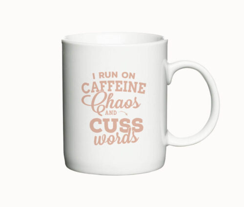 I run on caffeine, chaos and cuss words - krus med citat rosa tekst