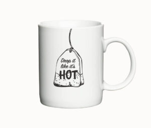 Hvidt krus med en tegning af en tepose og teksten "Drop it like it's hot".