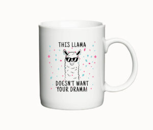 Hvidt krus med en illustration af en lama med solbriller og teksten "This llama doesn't want your drama!".