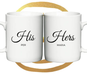 To hvide krus med teksten "His" og "Hers" i sort kursiv og tilpassede navne nedenunder.