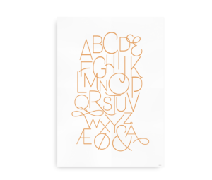 Plakat med alfabetet i geometrisk orange typografi på en hvid baggrund.