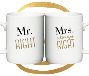 To hvide krus med teksten "Mr. RIGHT" på det ene og "Mrs. always RIGHT" på det andet i sort og guldtryk.