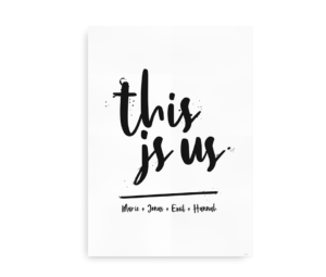 Minimalistisk familieplakat med teksten "this is us" og plads til familiens navne.
