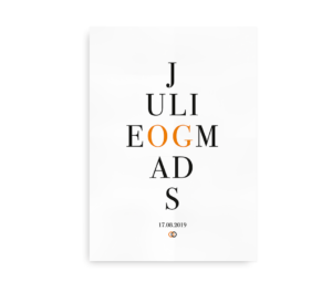 Bryllupsplakat med navne og bryllupsdato, hvor bogstaverne er arrangeret lodret i sort og orange.