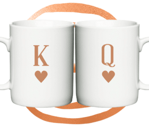 To hvide krus med bogstaverne "K" og "Q" og små hjerter i kobberfarve, symboliserende konge og dronning.