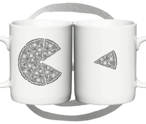 To hvide krus, hvor det ene viser en hel pizza og det andet viser et enkelt pizzastykke, illustreret i sort/hvid.