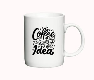 Hvidt kaffekrus med sort tekst, der siger "Coffee is always a good idea" omgivet af kaffebønne-illustrationer.