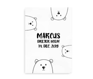 Personlig navneplakat med tilpasningsmulighed for navn og dato, designet i sort-hvid med bjørneillustrationer i hjørnerne.