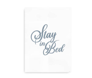 Plakat med teksten "Stay in Bed" i en elegant blå skrifttype og minimalistisk design.