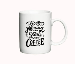 Hvidt kaffekrus med sort tekst, der siger "Good morning starts with coffee" i dekorativ typografi.