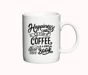 Hvidt kaffekrus med sort tekst, der siger "Happiness is a cup of coffee & a good book" med illustrationer af en kop kaffe og en stak bøger.