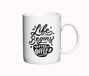 Hvidt kaffekrus med sort tekst, der siger "Life Begins After Coffee" og en tegning af en kaffekop.