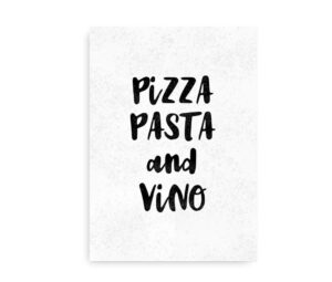 Plakat med teksten "Pizza, Pasta and Vino" i sort håndskrevet skrifttype på en hvid baggrund med let tekstur.