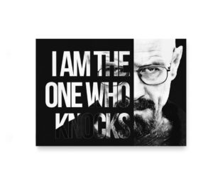 Plakat inspireret af Breaking Bad med Walter White og teksten "I Am The One Who Knocks" i sort-hvidt design.