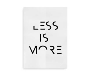 Minimalistisk plakat med teksten "Less Is More" i et sort-hvidt geometrisk design.