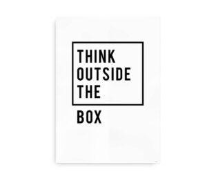 Minimalistisk plakat med teksten "Think Outside the Box" i sort-hvidt design med tekst indrammet i en firkant.