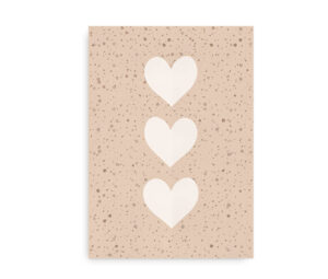 Plakat med tre lyse hjerter på en beige baggrund med terrazzo-mønster, i et boheme-inspireret design.