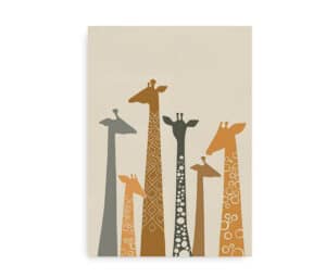 Plakat med farverige giraffer i jordfarver og geometriske mønstre. Ideel til et moderne nordisk hjem.