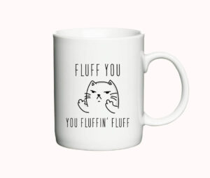 Hvidt kaffekrus med illustration af en vred kat og teksten "Fluff You, You Fluffin' Fluff".