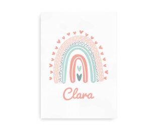 Personlig navneplakat med regnbuemotiv i sarte farver som rosa, mint og beige, omgivet af små hjerter, og plads til navn nederst.