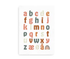 Alfabetplakat i boho-stil med små bogstaver i varme jordfarver og en regnbueillustration nederst.