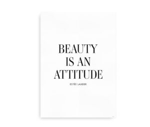 Sort-hvid plakat med citatet "Beauty is an Attitude" af Estée Lauder, skrevet med elegante typografiske bogstaver.