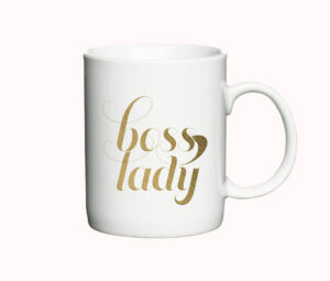 Hvidt krus med teksten "Boss Lady" i elegant guldskrift.