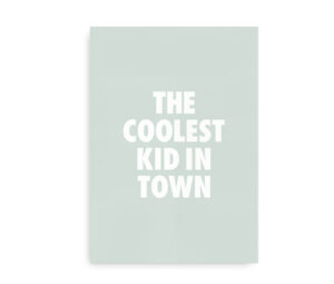 Minimalistisk plakat med teksten "The Coolest Kid in Town" i hvid skrift på en mintgrøn baggrund.