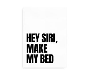 Sort-hvid plakat med teksten "Hey Siri, make my bed" i fed skrift.