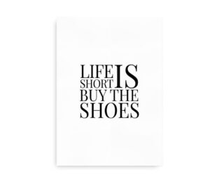 Sort-hvid plakat med teksten "Life is short, buy the shoes" i minimalistisk design.