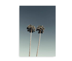 Minimalistisk plakat med to slanke palmetræer mod en blå-grå himmel.