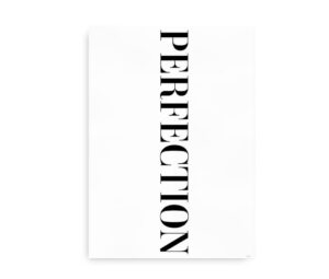 Minimalistisk sort-hvid plakat med ordet "Perfection" skrevet lodret i en elegant skrifttype.
