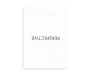 Minimalistisk sort-hvid plakat med ordet "Perspective" skrevet på hovedet for at understrege idéen om at se ting fra en anderledes synsvinkel.