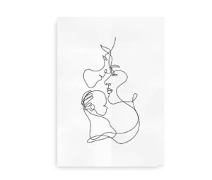 Minimalistisk plakat med en stregtegning af en familie, der viser forældre og et barn i en kærlig omfavnelse.
