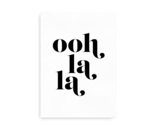 Minimalistisk typografisk plakat med teksten "ooh la la" skrevet i sort på en hvid baggrund.