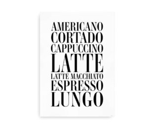 Plakat med teksten for forskellige kaffetyper som "Americano", "Cortado", "Cappuccino", "Latte", "Espresso", og "Lungo" i store, elegante skrifttyper.