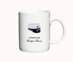 Hvid kop med motiv af en HTX-studenterhue og plads til personliggørelse med navn og årstal.