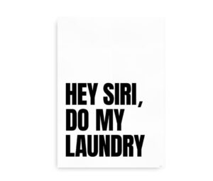 Plakat med teksten "HEY SIRI, DO MY LAUNDRY" i store, fede bogstaver.