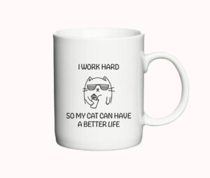 Hvidt keramisk krus med teksten "I Work Hard So My Cat Can Have a Better Life" og illustration af en cool kat med solbriller og en drink.