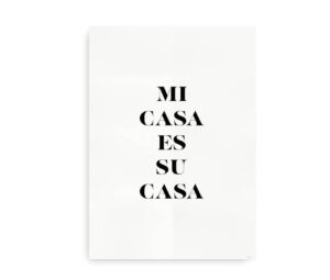 Plakat med teksten "Mi casa es su casa" i store sorte bogstaver på en hvid baggrund.