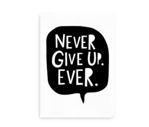Plakat med citatet "NEVER GIVE UP. EVER." i store bogstaver inden for en taleboble i sort-hvid.