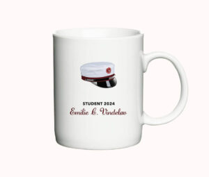 Hvid kop med motiv af en studenterhue og teksten "Student", hvor navn og årstal kan tilpasses.