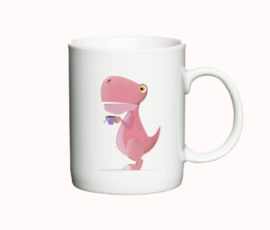 Hvidt keramisk krus med illustration af en lyserød dinosaur, der holder en tekop.