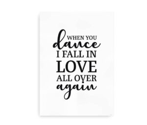 Plakat med citatet "When you dance I fall in love all over again" i elegant skrifttype og sort farve.